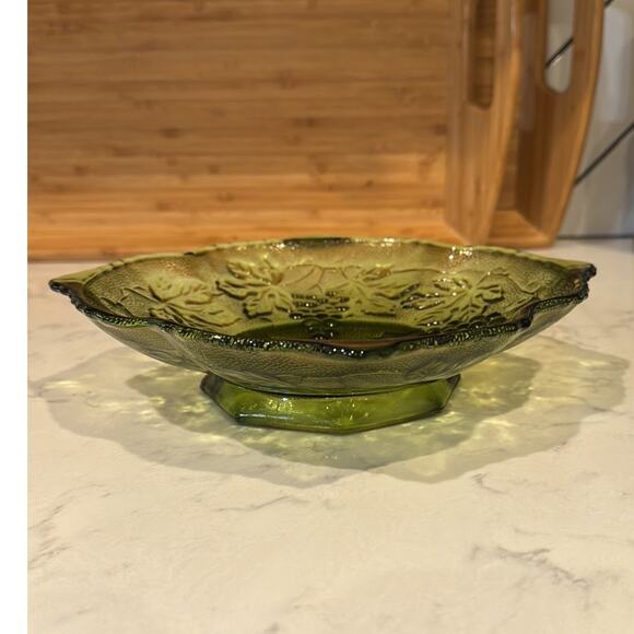 vintage Anchor Hocking green glass serving bowl raised grape leaf pattern - Picture 4 of 10